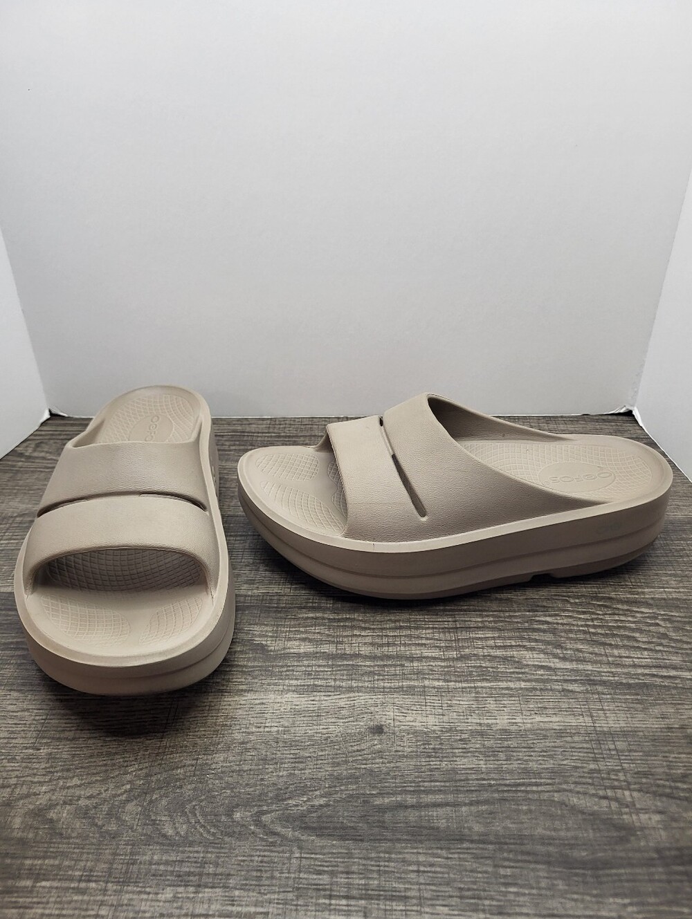 Oofos OOmega OOahh Casual Recovery Slide Nomad Tan Beige Womens Size 9